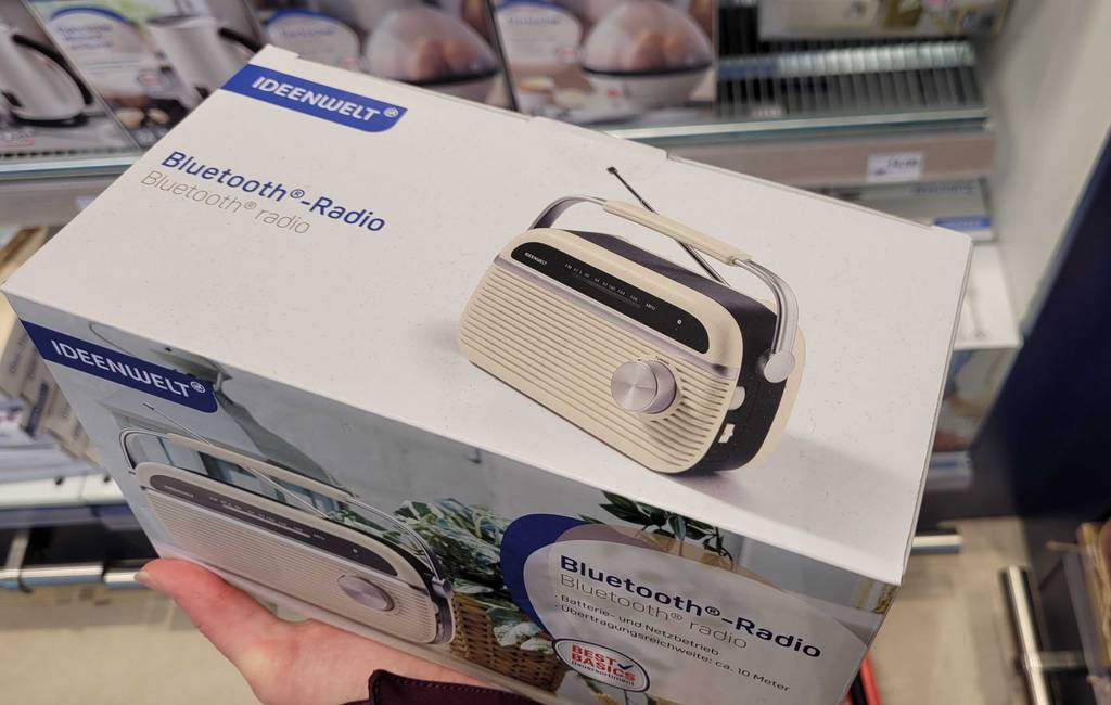 Blutooth-Radio im Test: Hand hält ein verpacktes Gerät von Ideenwelt.