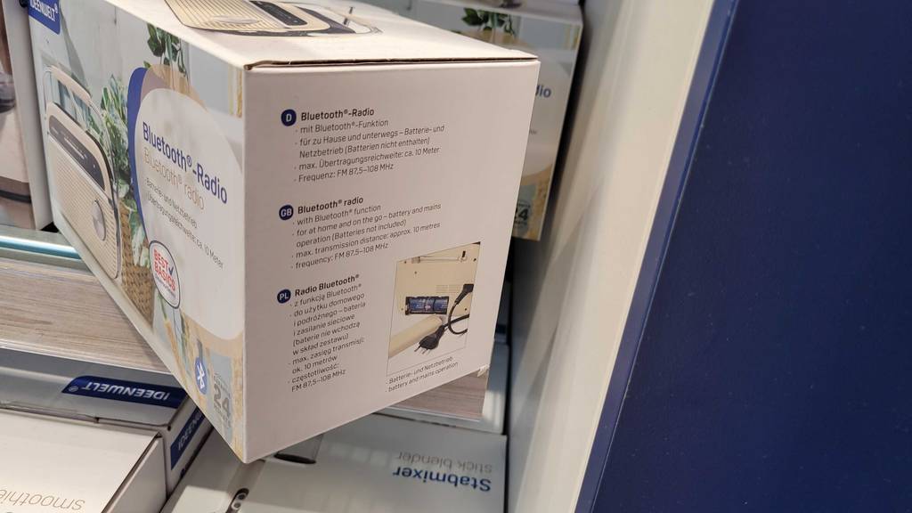 Blutooth-Radio im Test: Seitenansicht eines Verpackungskartons mit Beschreibung.