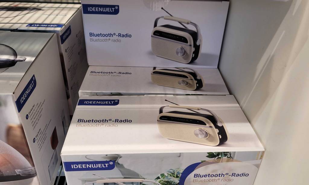 Blutooth-Radio im Test: mehrere Kartons von Ideenwelt steht in einem Regal.