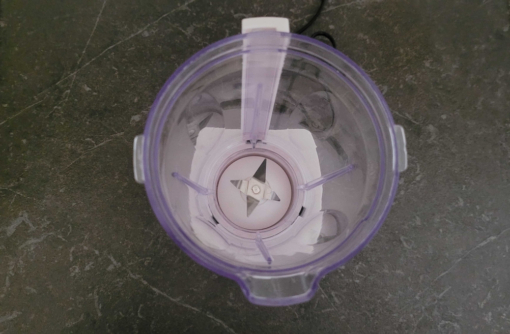 Smoothie-Maker-Test: Leerer Behälter eines Smoothie-Makers mit Klinge.