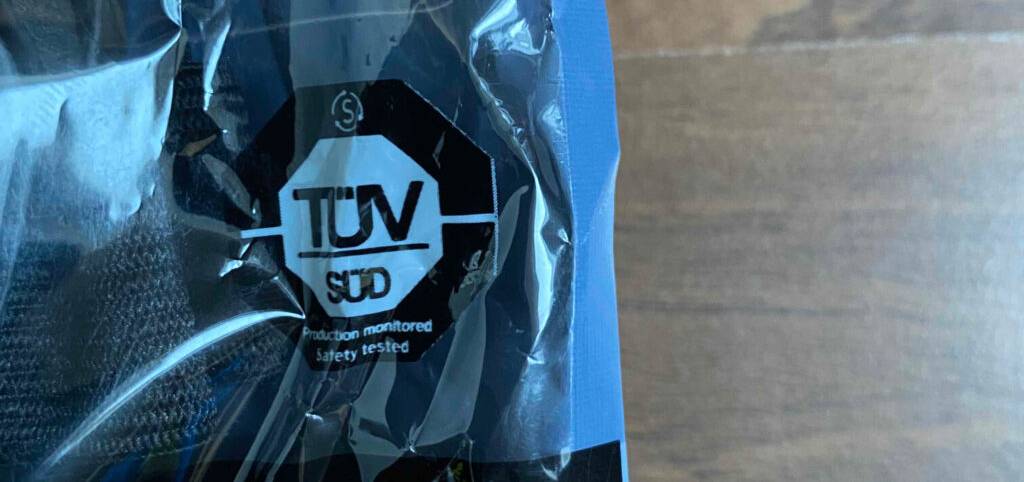 Schienbeinschoner-Test: Detailansicht des TÜV-SÜD-Zertifikats auf einer Kunststoffverpackung.