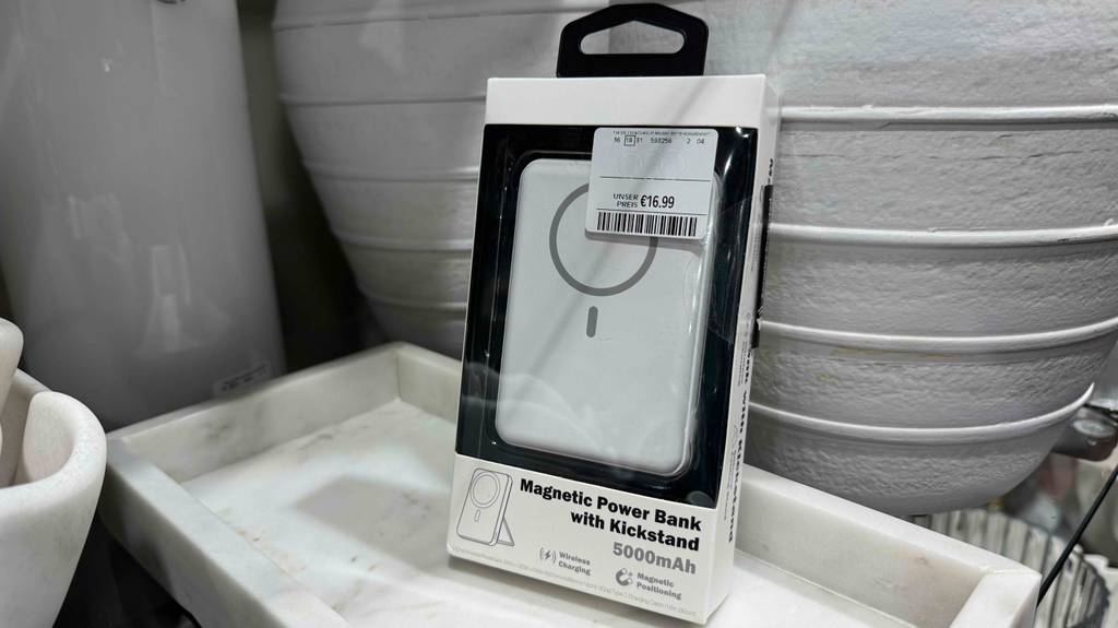 Powerbank 5000 mAh-Test: Auf der Packung sind bebilderte Informationen zum Inhalt und zur Anwendung.