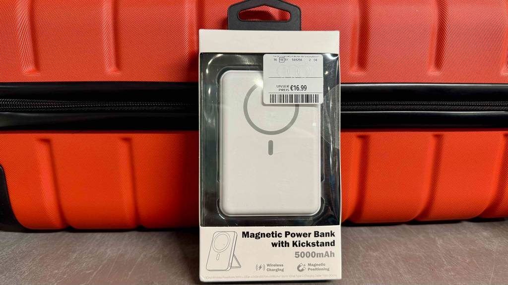 Im Test: Detailansicht einer Powerbank 5000 mAh durch die Kartonage mit transparentem Fenster.
