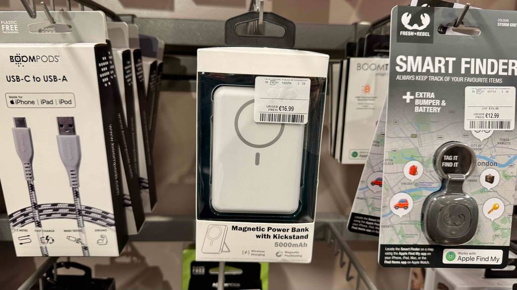 Powerbank 5000 mAh im Test: Mehrere Packungen hängen zwischen anderen Produkten in einem Regal.