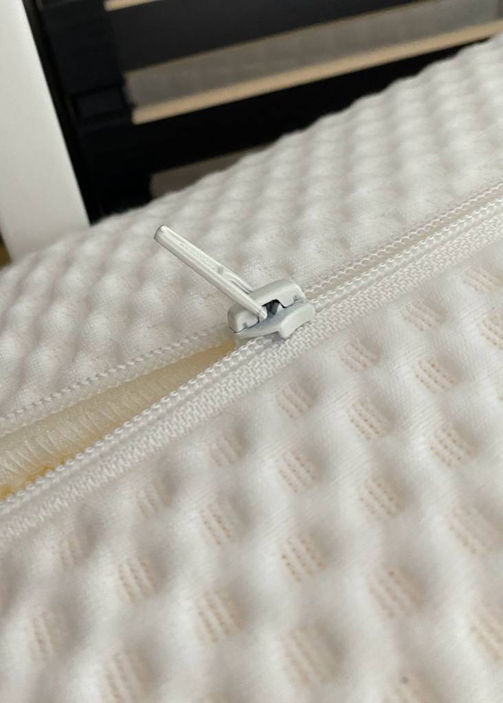 Im Test: Nahaufnahme des Reisverschlusses einer Matratze 160 x 200 cm.