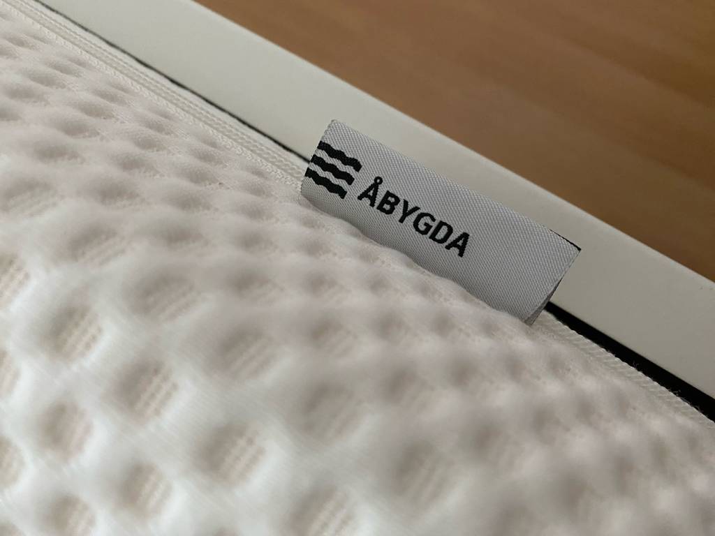 Getestet: Detailaufnahme Label mit Artikelbezeichnung einer Matratze 160 x 200 cm.
