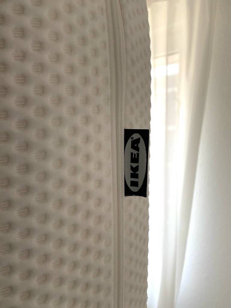 Matratze 160 x 200 cm getestet: Detailaufnahme Label mit Logo.