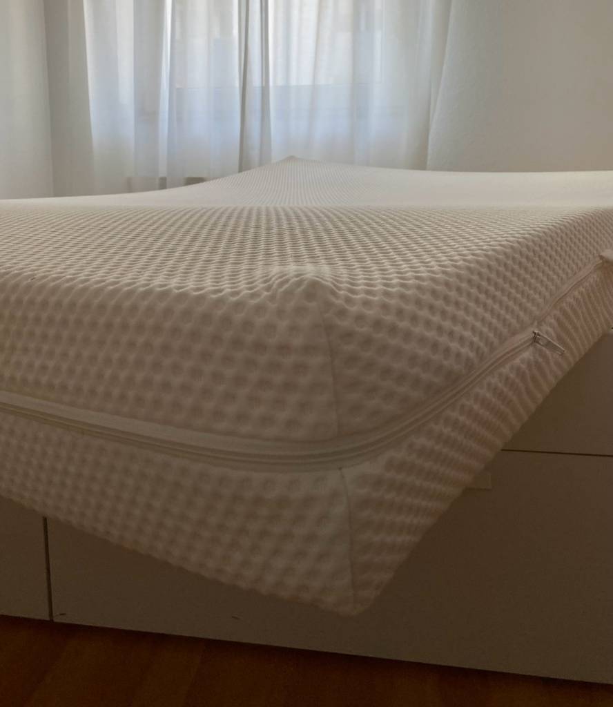 Nahaufnahme der Ecke einer getesteten Matratze 160 x 200 cm mit Reisverschluss.