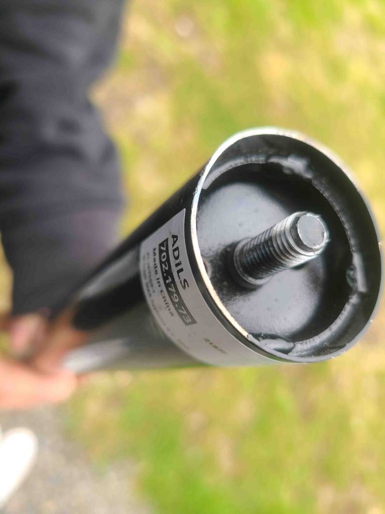 Im Test: Das Metall-Tischbein ist mit einer Schraube zur Befestigung an der Tischplatten-Vorrichtung ausgestattet.