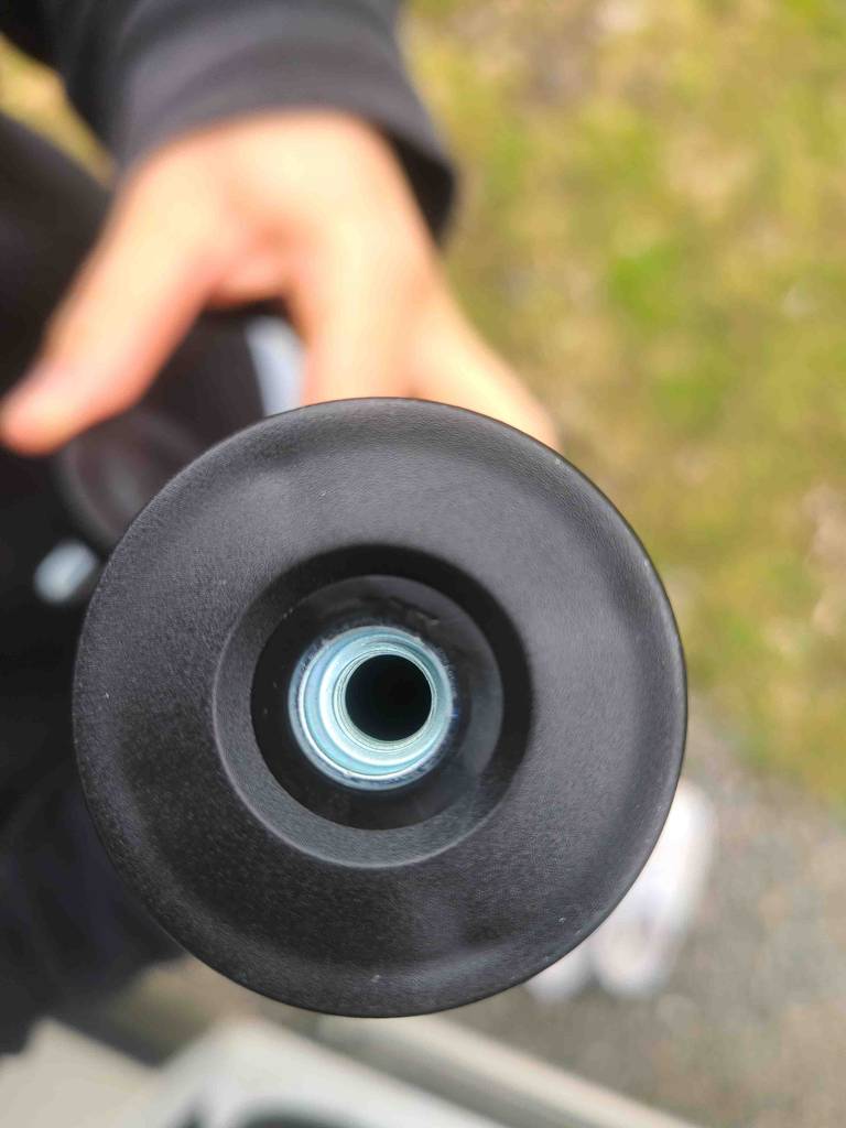 Metall-Tischbein getestet: Detailaufnahme des Gewindes für den Höhenstellfuß.