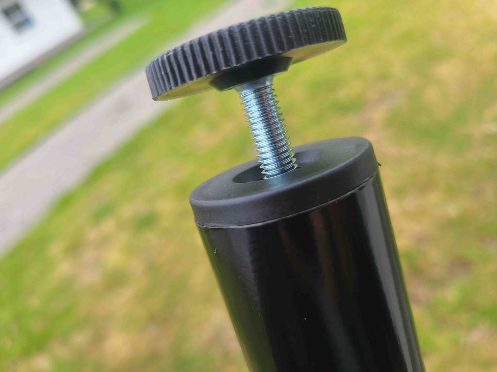 Getestet: Das Metall-Tischbein ist mit einem rutschfesten, abschraubbaren Höhenverstellfuß ausgestattet.