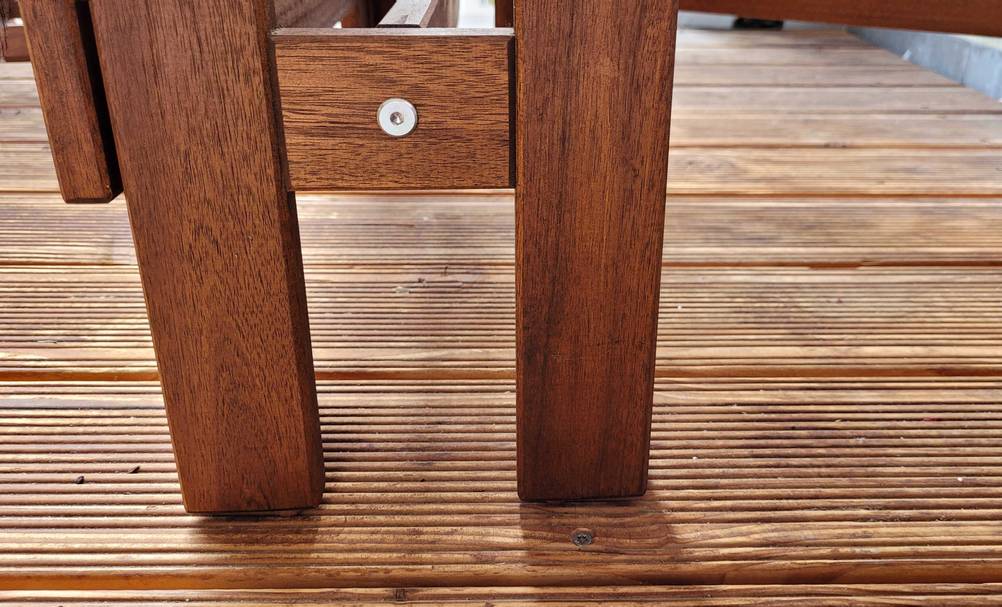Gartentisch aus Holz im Test: Nahaufnahme der Standbeine inklusive eingeschraubtem Mittelstück.