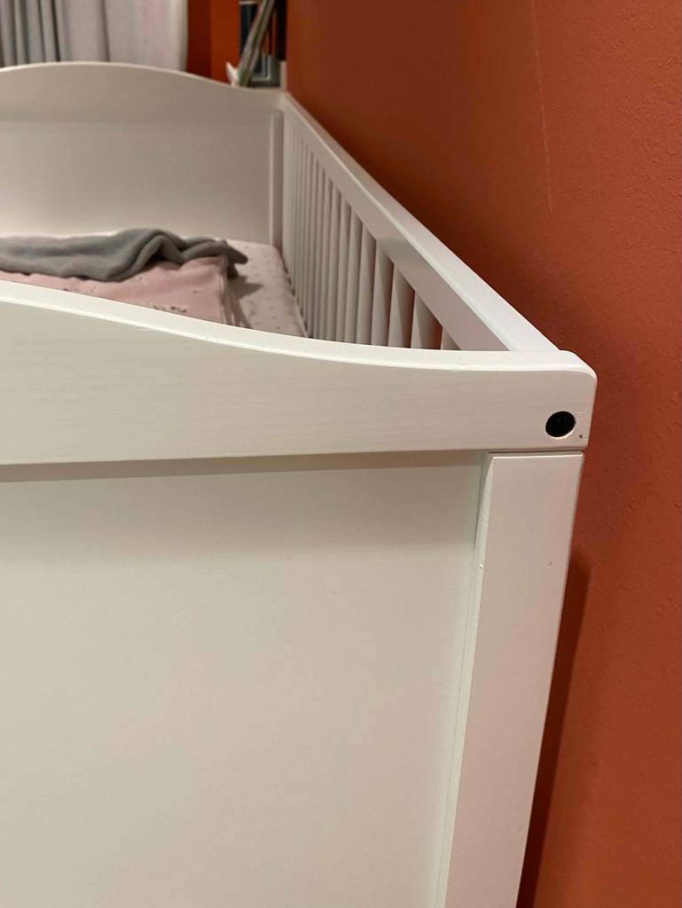 Im Test: Nahaufnahme einer Ecke mit Verschraubung eines Babybettes.