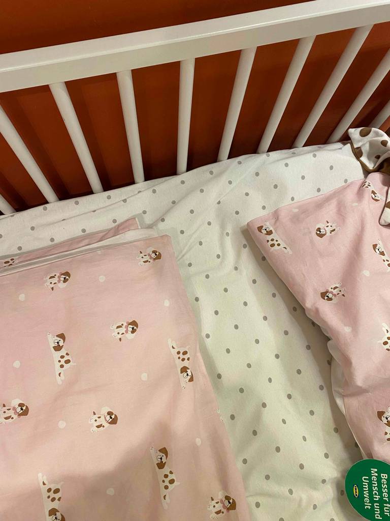 Babybett getestet: Nahaufnahme der Bettwäsche und des Gitters.
