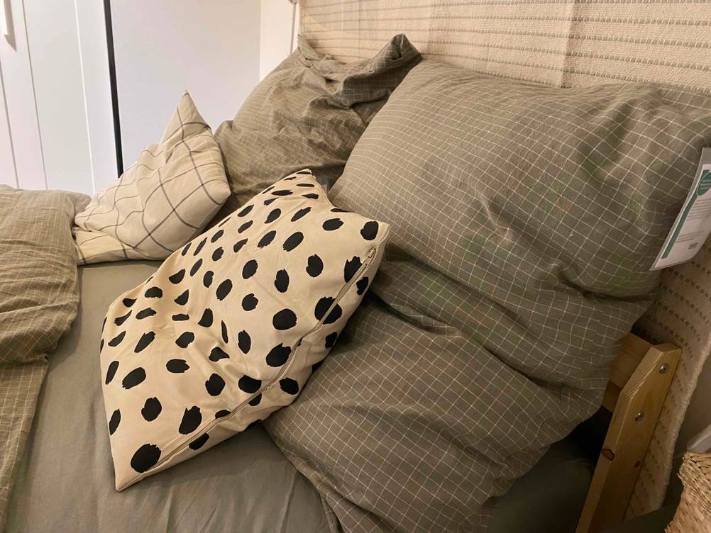Bett in 140 x 200 cm-Test: Nahaufnahme des Kopfteils mit Kissen.