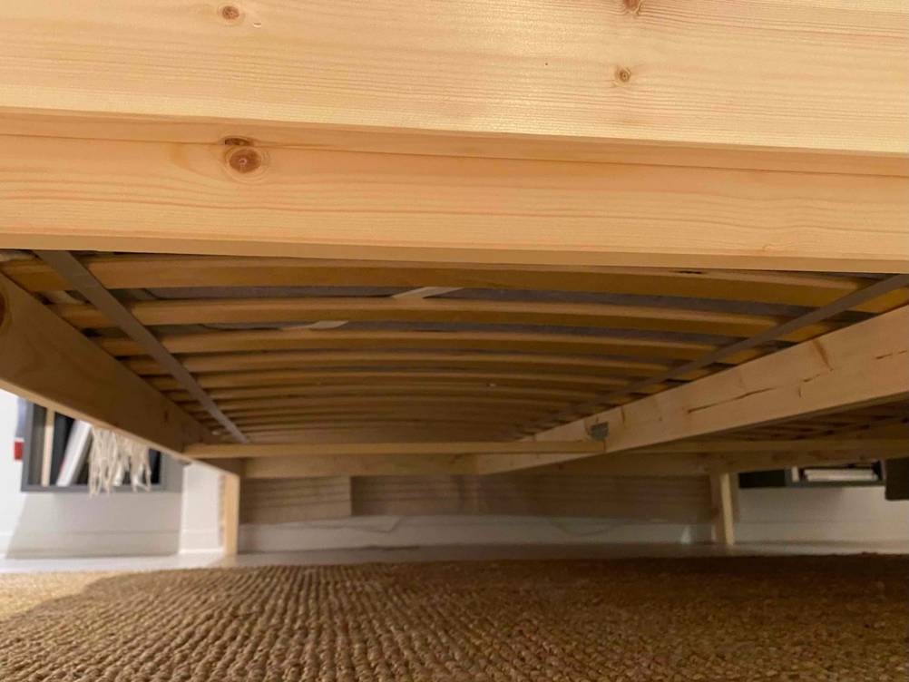Im Test: Unterseite mit Lattenrost eines Bettes in 140 x 200 cm.