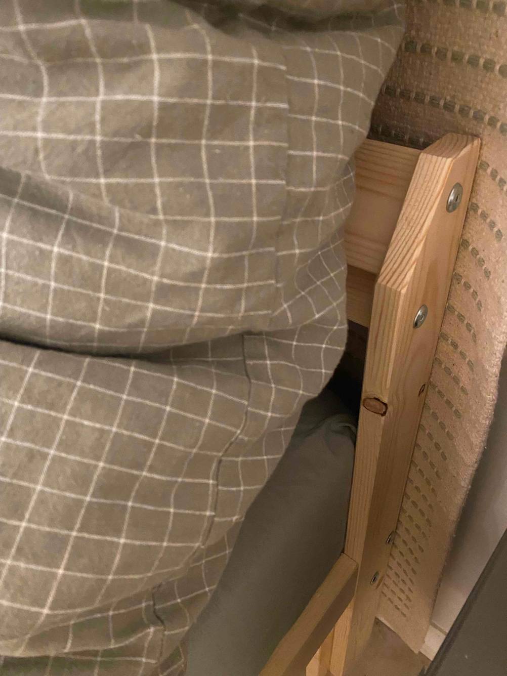 Nahaufnahme der Rückenlehne eines getesteten Bett in 140 x 200 cm.
