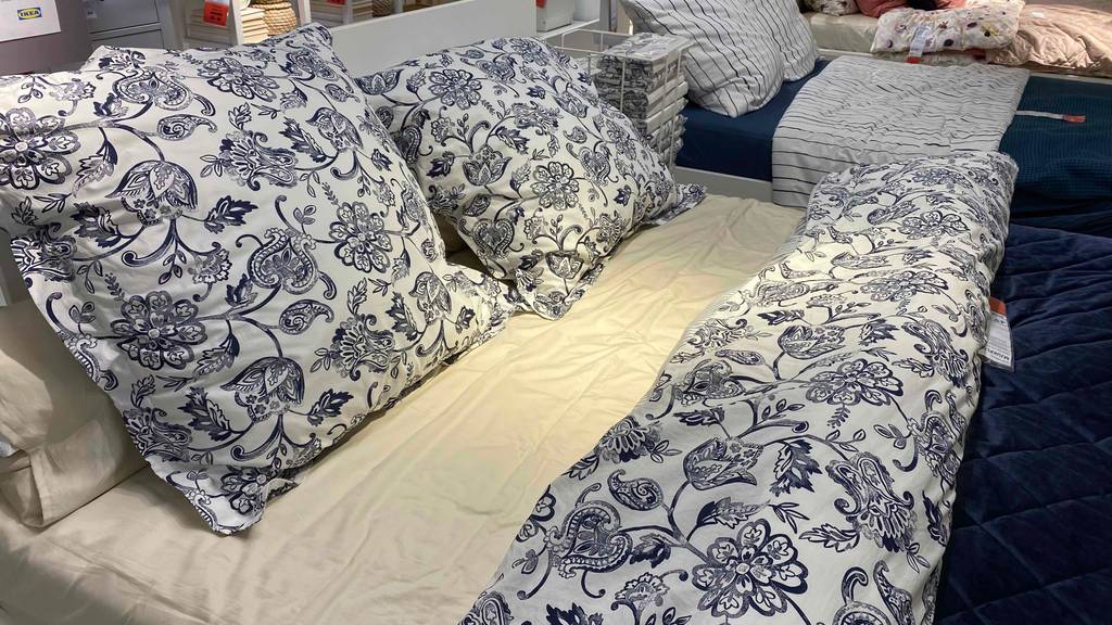 Bezogenes Bett mit getesteter Ikea-Bettwäsche.