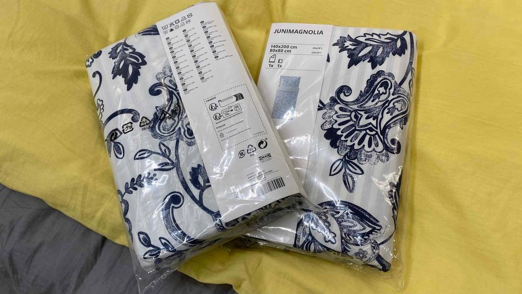 Ikea-Bettwäsche im Test: Zwei verpackte Bettwäschen. 