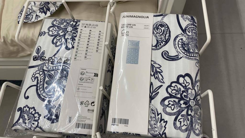 Mehrere getestete Ikea-Bettwäschen befinden sich im Geschäft. 
