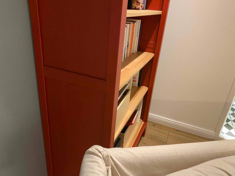 Bücherregal getestet: Seitenansicht eines roten Regals vor eine hellen Wand.