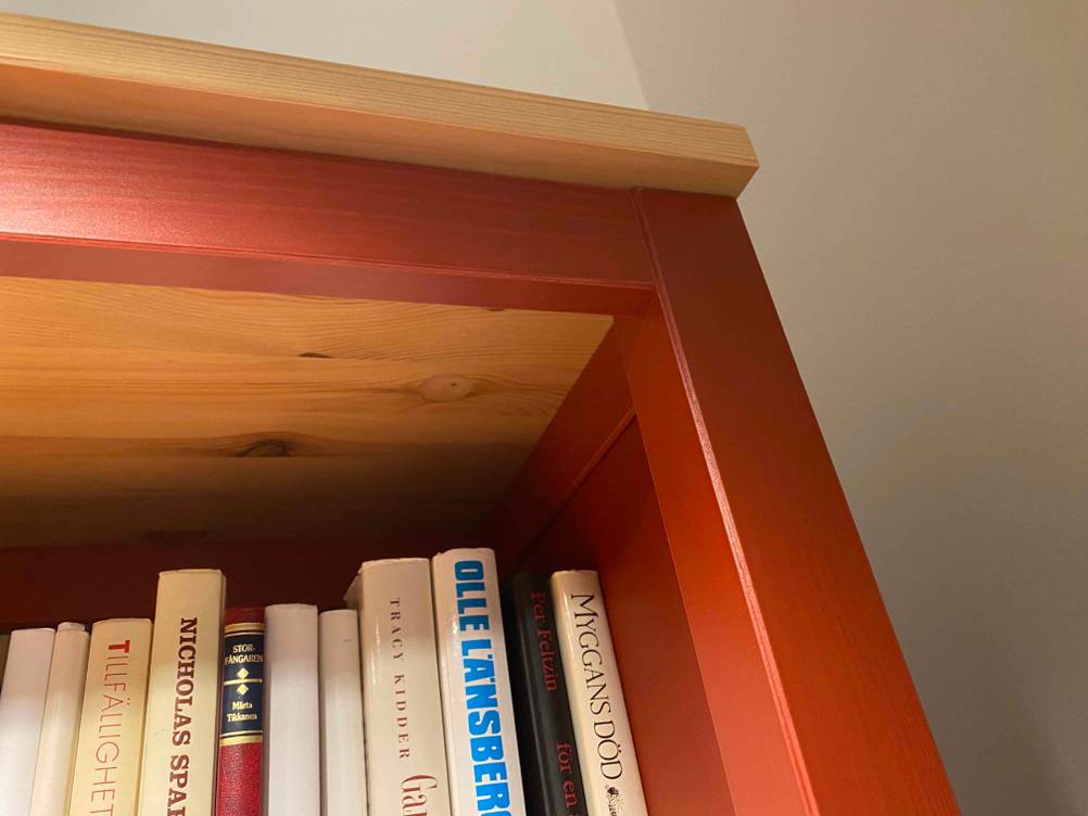 Bücherregal im Test: Detailansicht der oberen Ecke eines Holz-Bücherregals.