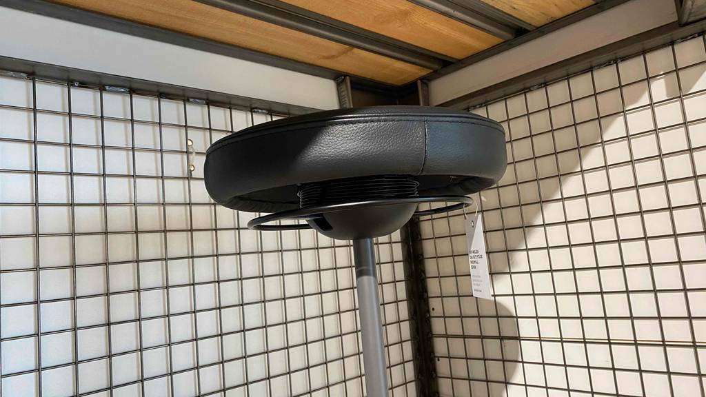 Bürohocker im Test: Seitenansicht im Detail auf die Verstellmöglichkeit eines Hockers.