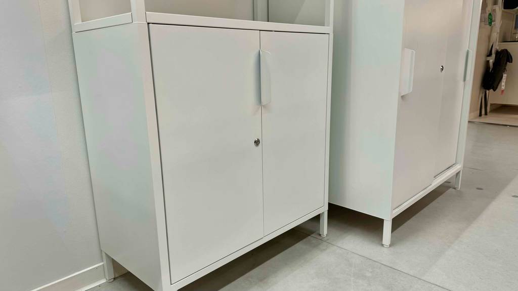 Büroschrank im Test: Nahaufnahme des geschlossenen Unterschranks eines weißen Ikea-Modells.