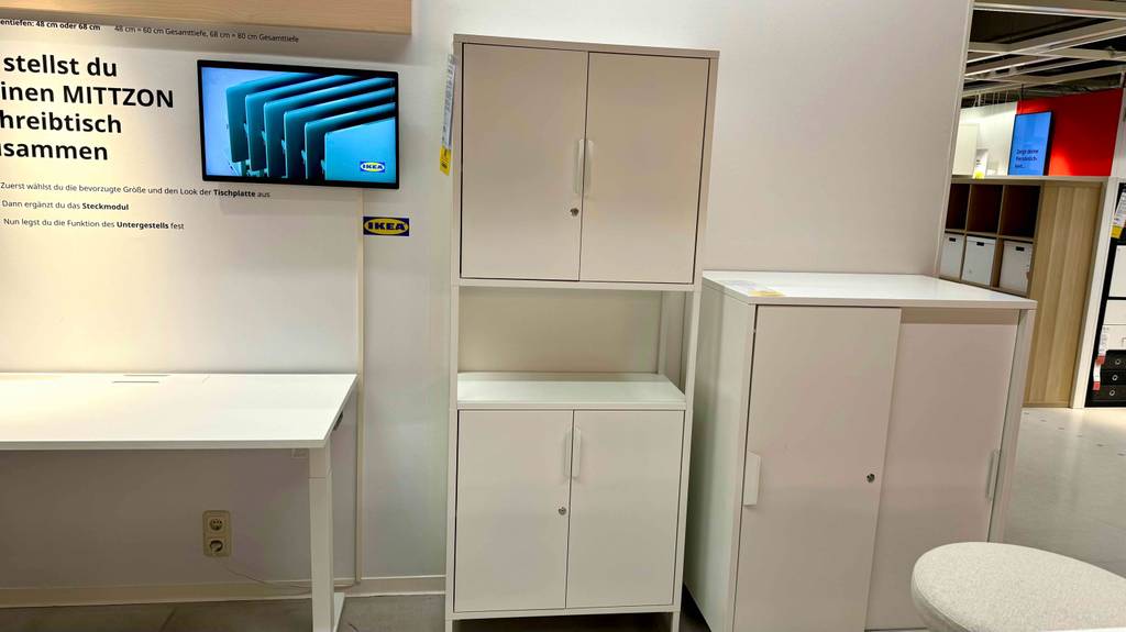 Im Test: Ein Büroschrank steht in einem Ikea-Ausstellungsbereich.