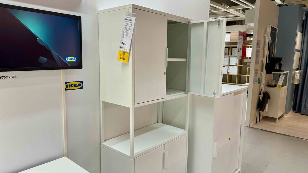 Ein getesteter Büroschrank von Ikea steht in einem Ausstellungsbereich.