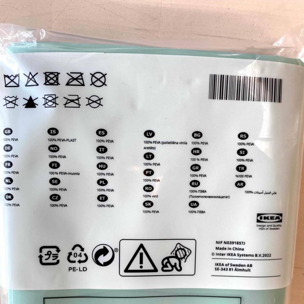 Detailansicht auf die Produktbeschreibung der Verpackung eines Duschvorhangs im Test.