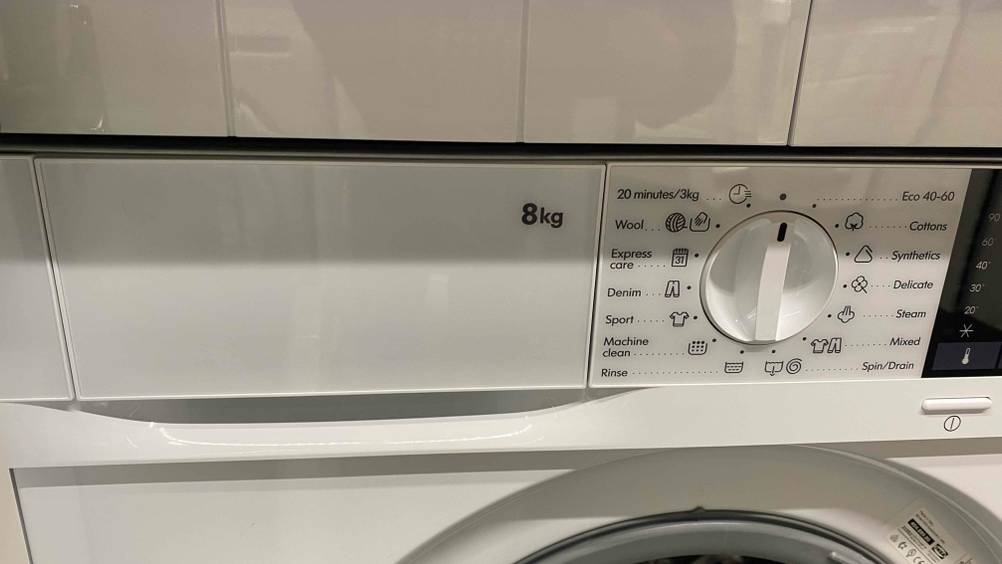 Getestet: Detailaufnahme der Bedienelemente einer Einbauwaschmaschine.