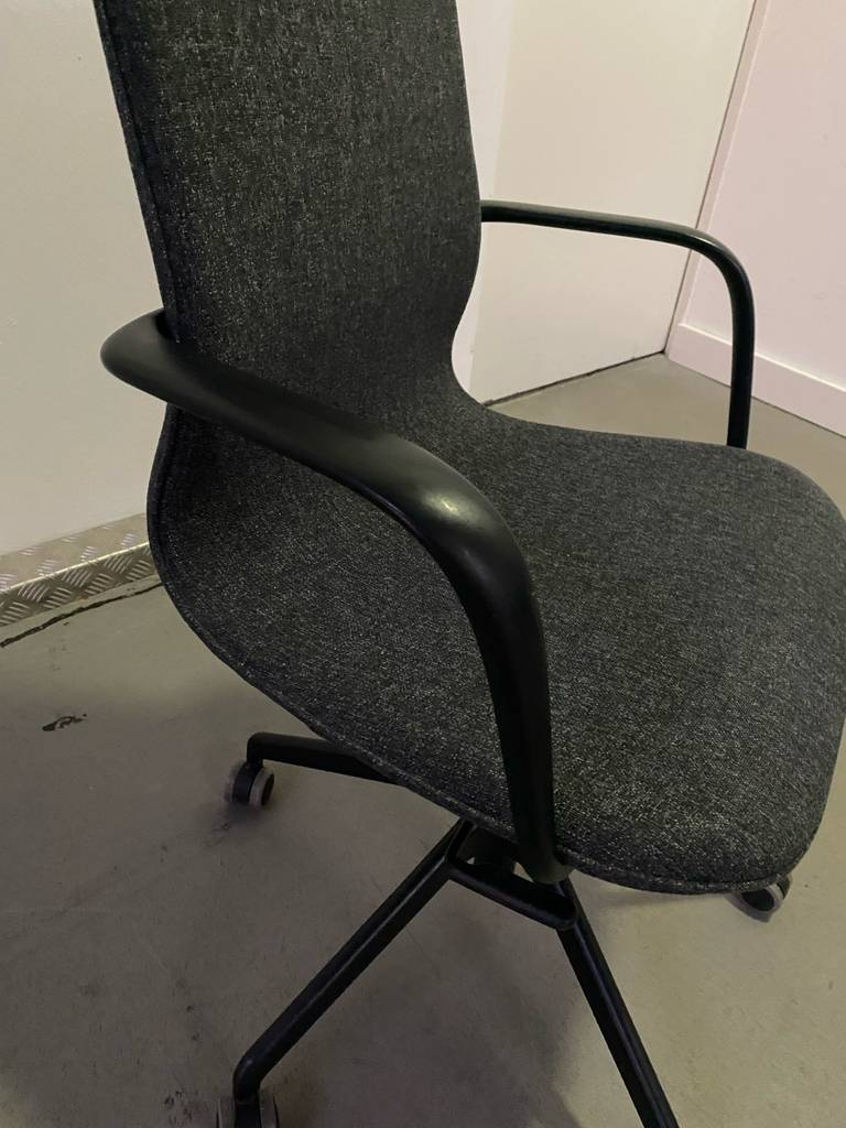 Detailansicht des dunkelgrauen Stoffbezugs eines ergonomischen Bürostuhls im Test.