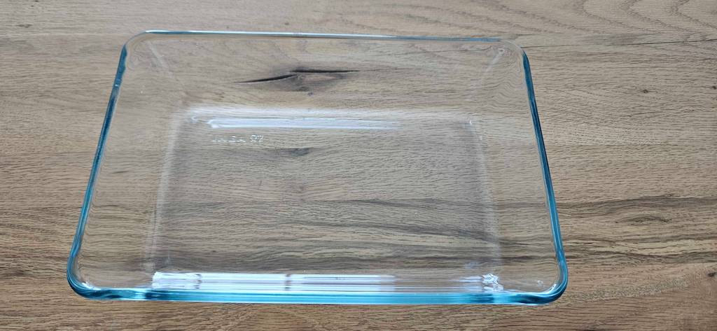 Ansicht von oben auf eine rechteckige Glas-Auflaufform im Test, die auf einer Holzplatte steht.