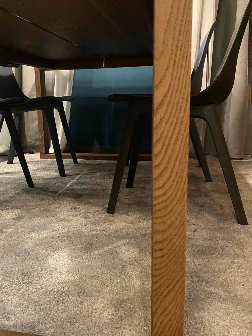 Esstisch aus Holz getestet: Nahaufnahme eines Tischbeins und der Unterseite des Tisches.