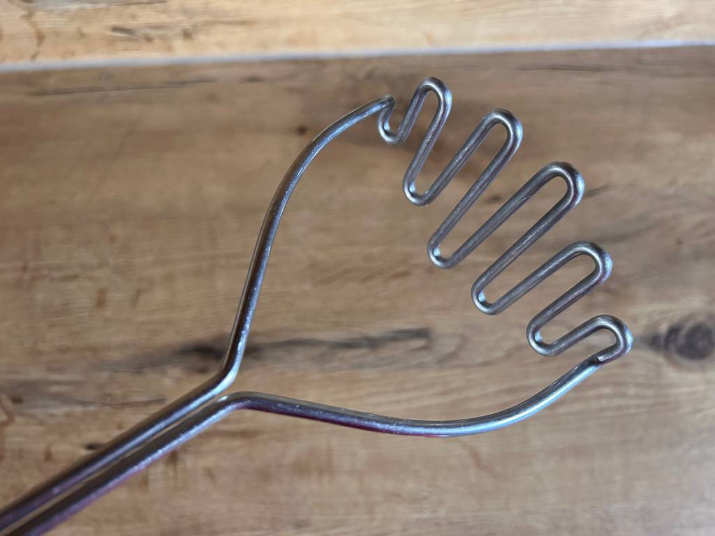 Kartoffelstampfer-Test: Detailansicht der Stampfeinheit aus Edelstahl.