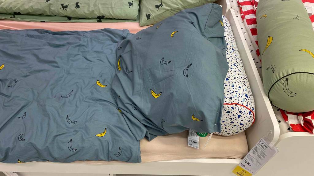 Auf getestetem 90x200-cm-Kinderbett befinden sich Decke und Kissen.