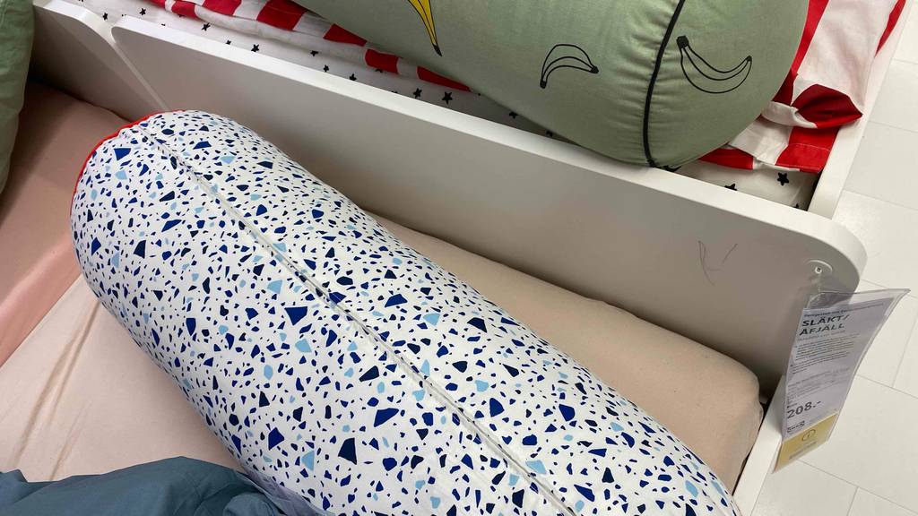 90x200-cm-Kinderbett im Test: Kissen liegt auf dem Bett.