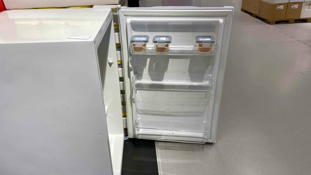 Kleiner Kühlschrank mit Gefrierfach getestet: Blick auf die geöffnete Tür.