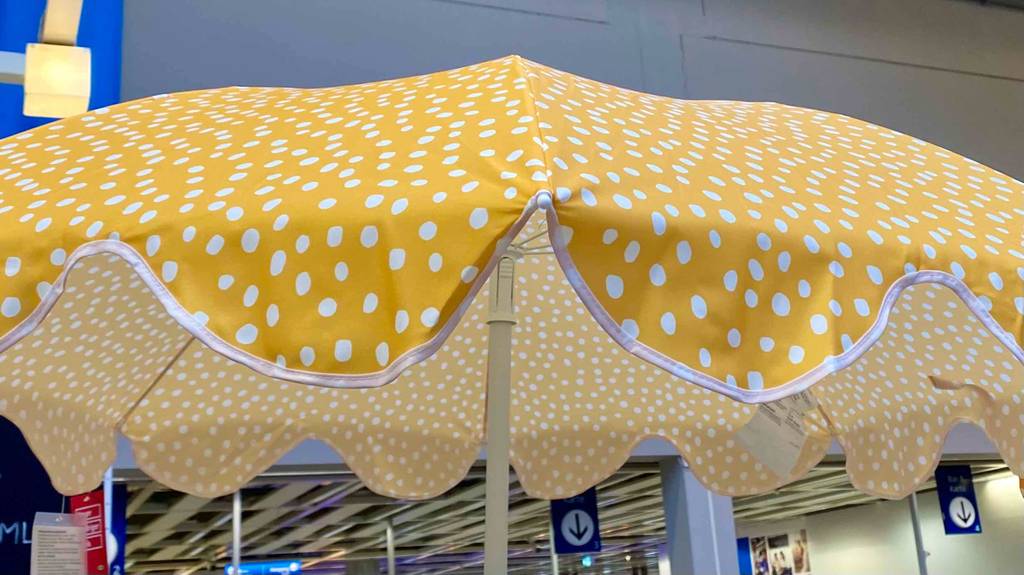 Kleiner Sonnenschirm getestet: Detailansicht des Materials eines aufgeklappten Schirms mit gelb/weißem Design.