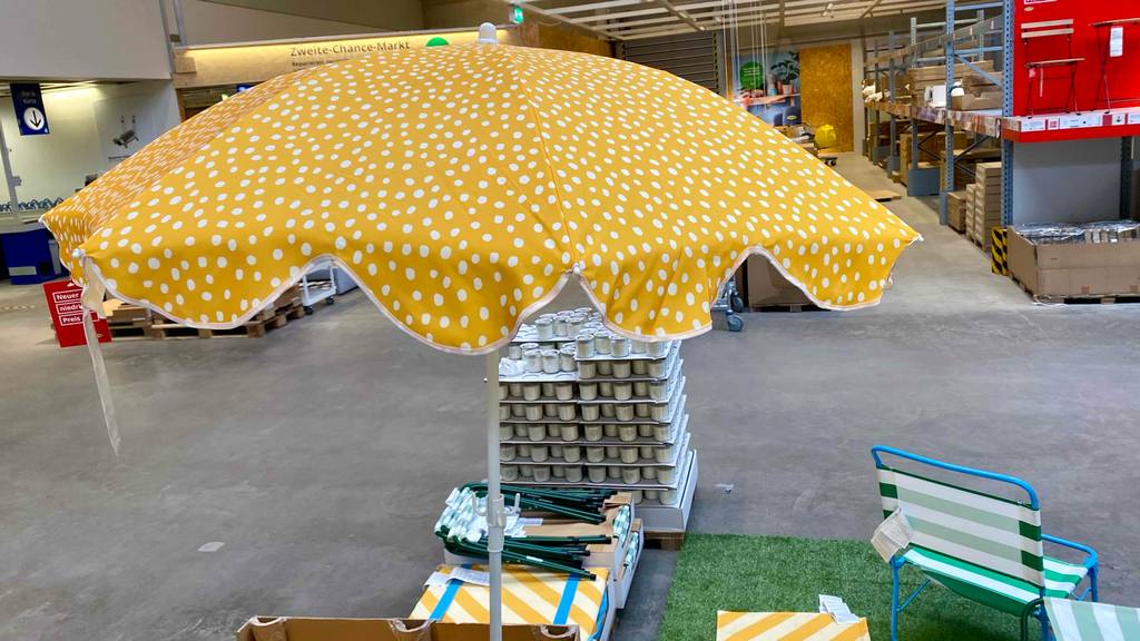 Detailansicht des Schirms eines getesteten kleinen Sonnenschirms, der in einem großen Raum steht.