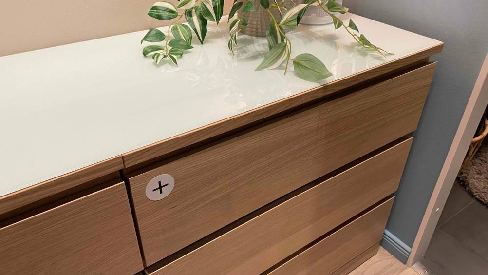 In einem Gang befindet sich eine getestete IKEA-Kommode mit 6 Schubladen. 