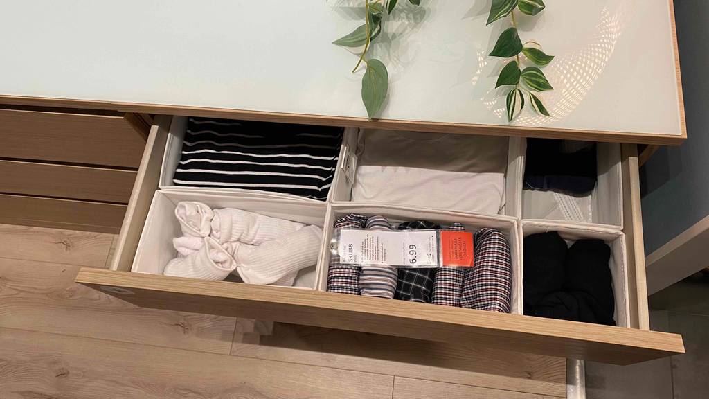 Mehrere Aufbewahrungsboxen befinden sich in einer getesteten Ikea-Kommode.