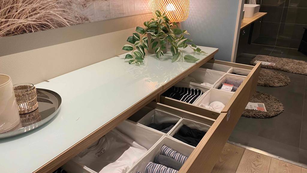 Ikea-Kommode im Test: Geöffnete Ikea-Kommode mit Aufbewahrungskisten. 