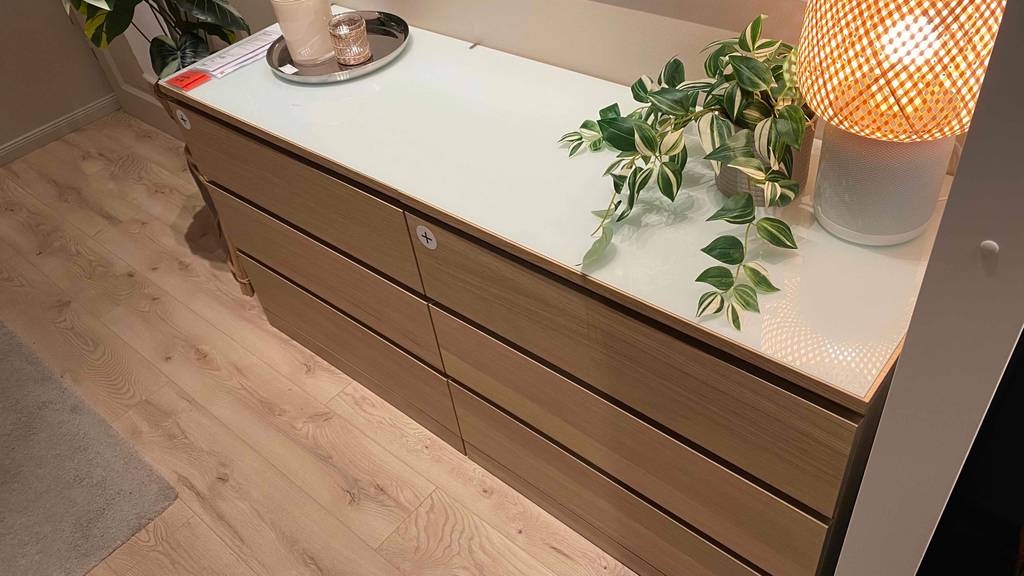 Eine getestete Ikea-Kommode befindet sich auf einer Holz-Oberfläche.