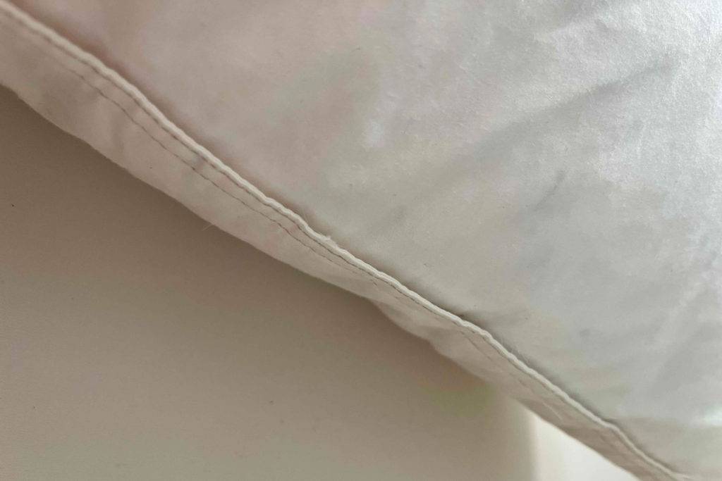 Im Test: Detailansicht des Materials eines Kopfkissens.