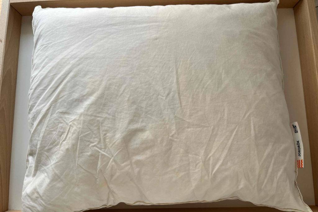 Im Test: Ikea Kopfkissen in einer Schublade.