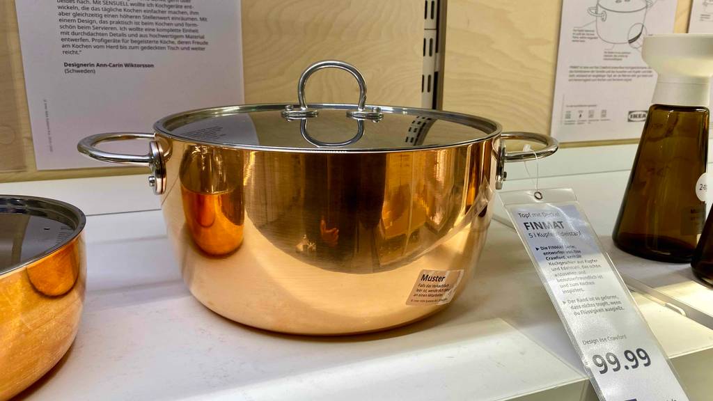 Detailansicht eines getesteten Kupfertopfs, der auf einer hellen Arbeitsplatte steht, von der Seite.