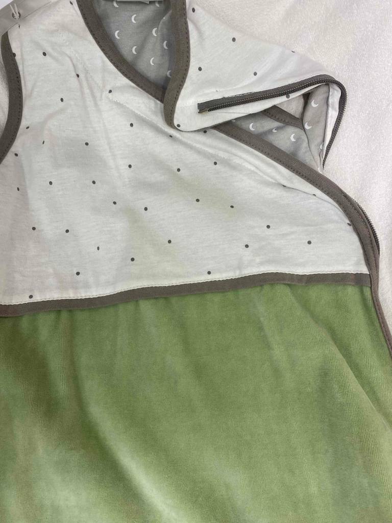 Im Test: Nahaufnahme des Oberteils eines Babyschlafsacks auf einer hellen Fläche.