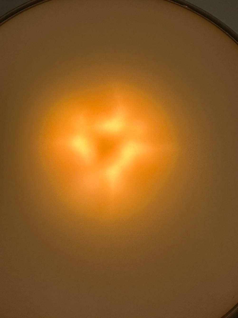 Eine Stehlampe im Test leuchtet im Dunkeln.